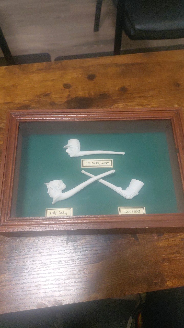 lot 80 image: jockey themed clay pipe display