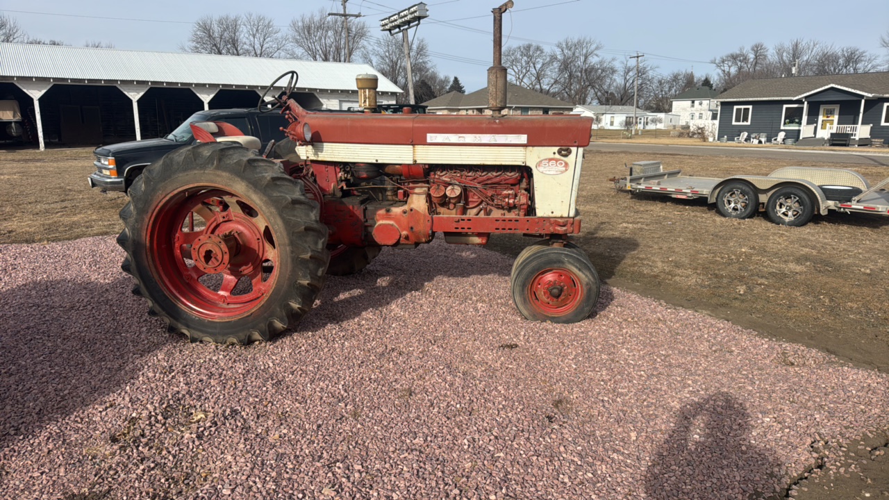 lot 3W image: Farmall 560 DIESEL
