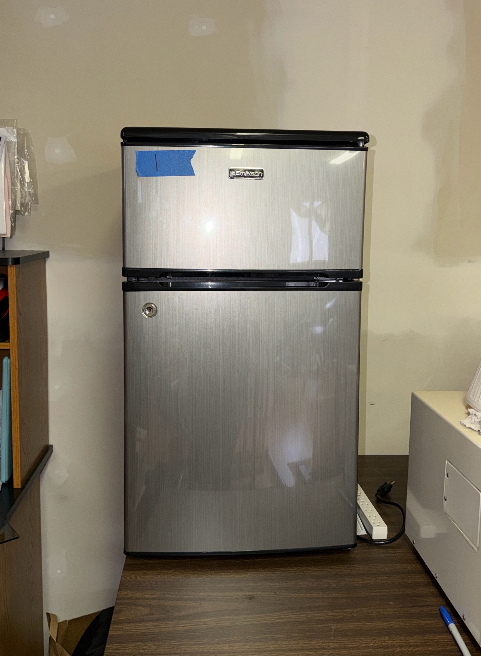 lot 1 image: EMERSON  mini fridge.