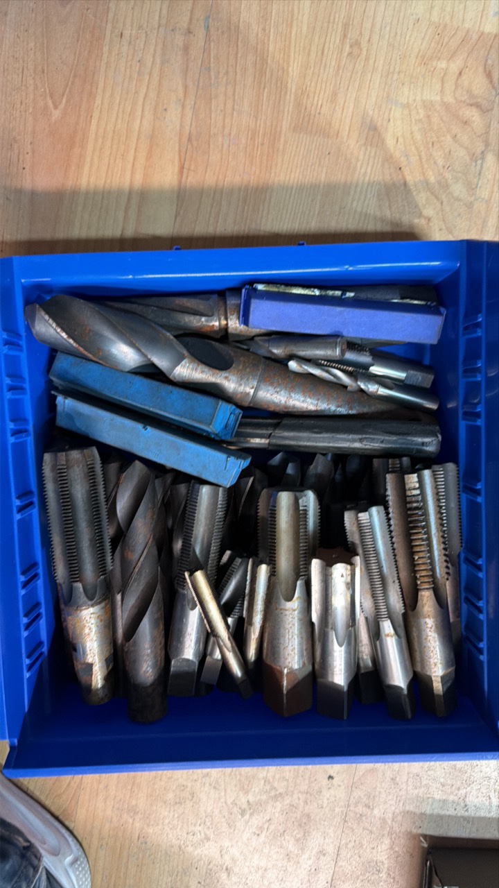 lot 102B image: TREADING and drilling tools