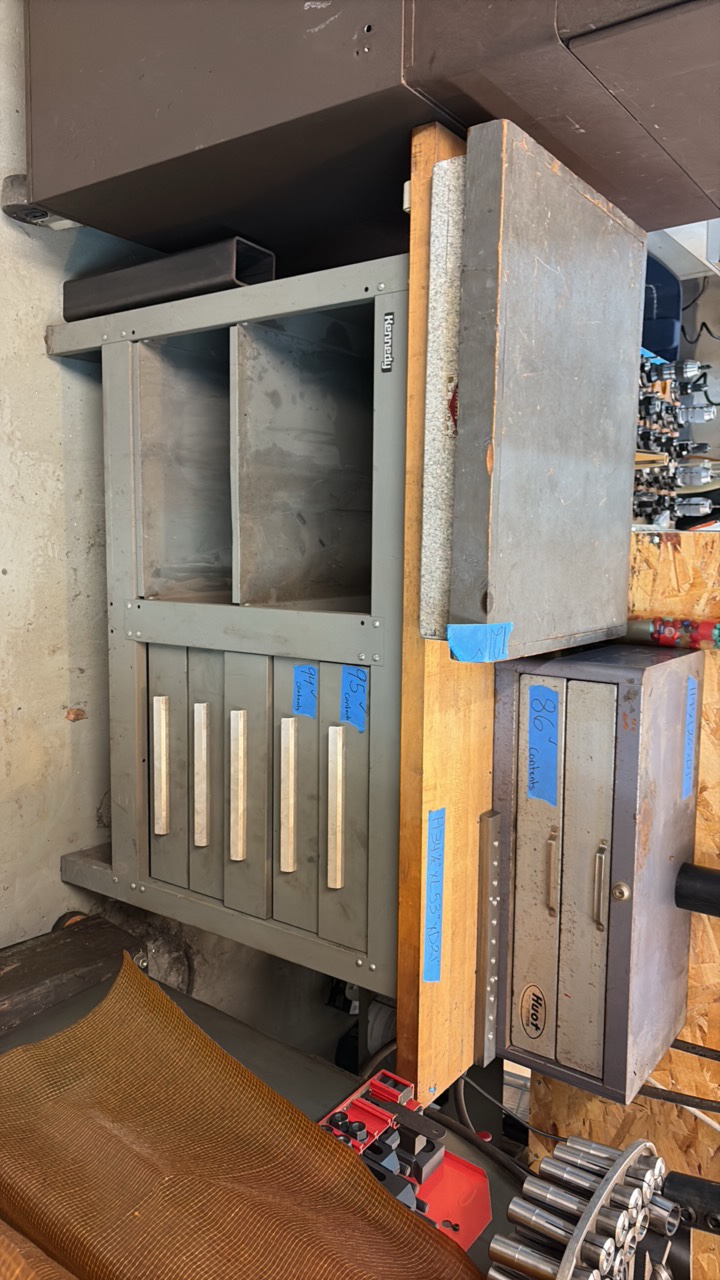 lot 124 image: KENNEDY 5-drawer WORK bench and Huot tool chest