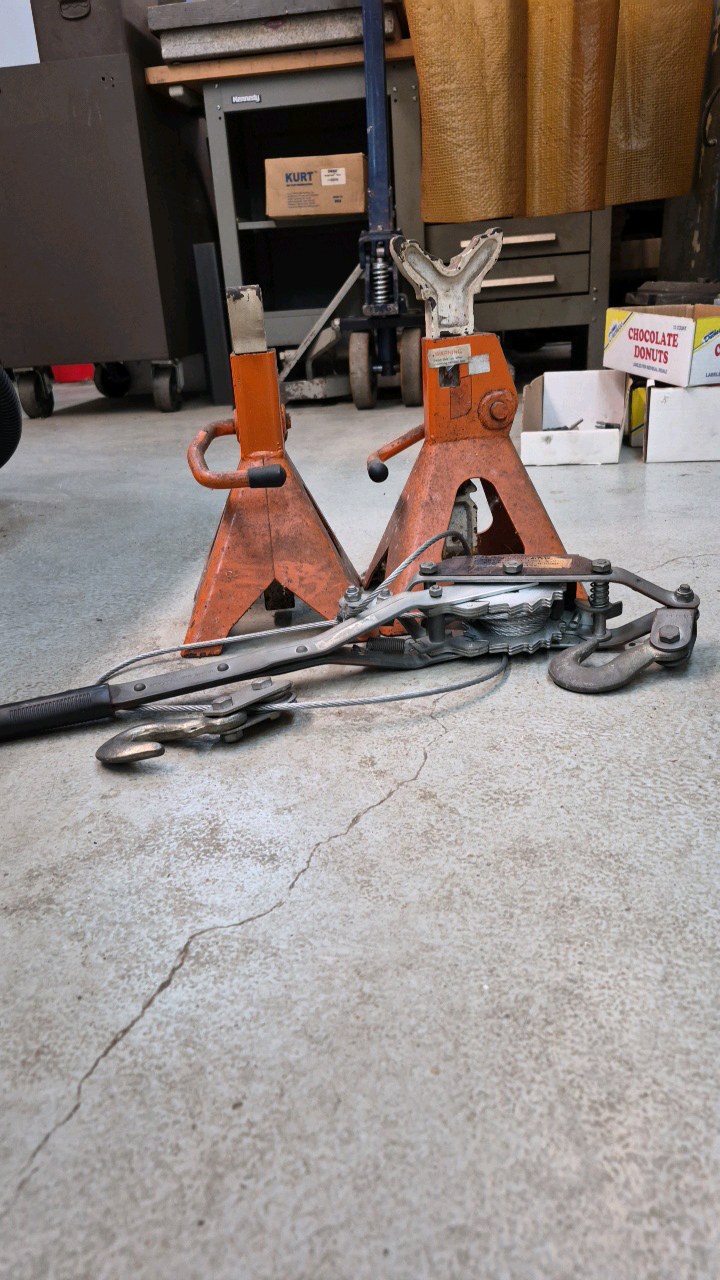 lot 142 image: (2) JACK stands 4000LB Cable puller 30329
