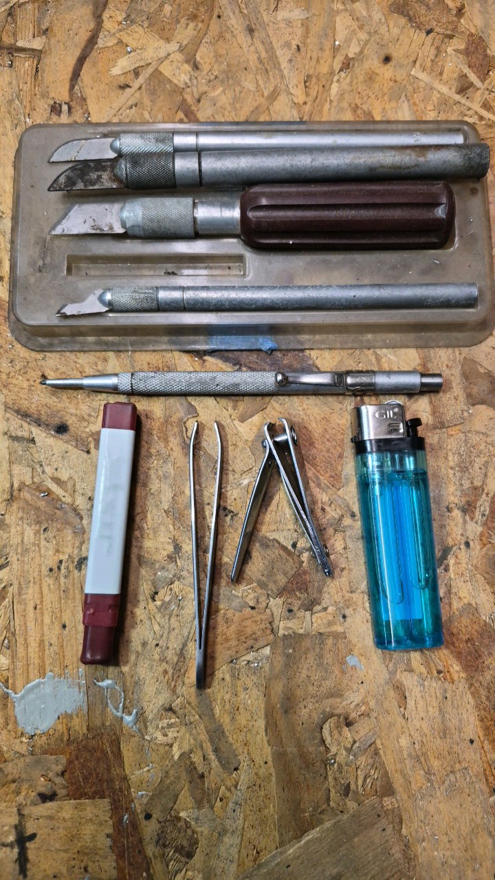 lot 165 image: STEEL carving knives, helping hands magnifier, tally counters