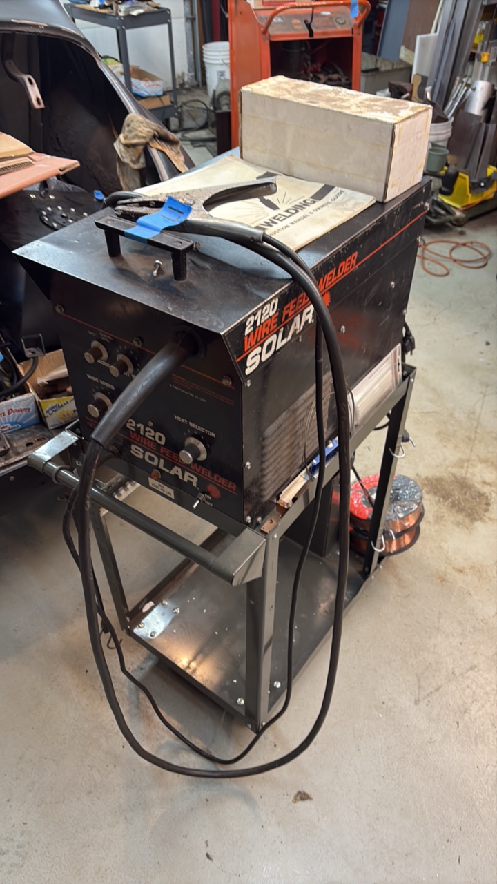 lot 17 image: Solar 2120 wire feed welder with additional parts