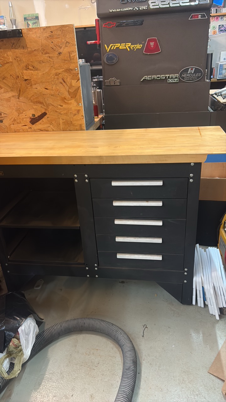 lot 183 image: Harbor Freight 5-drawer steel work station with a maple top 42606.