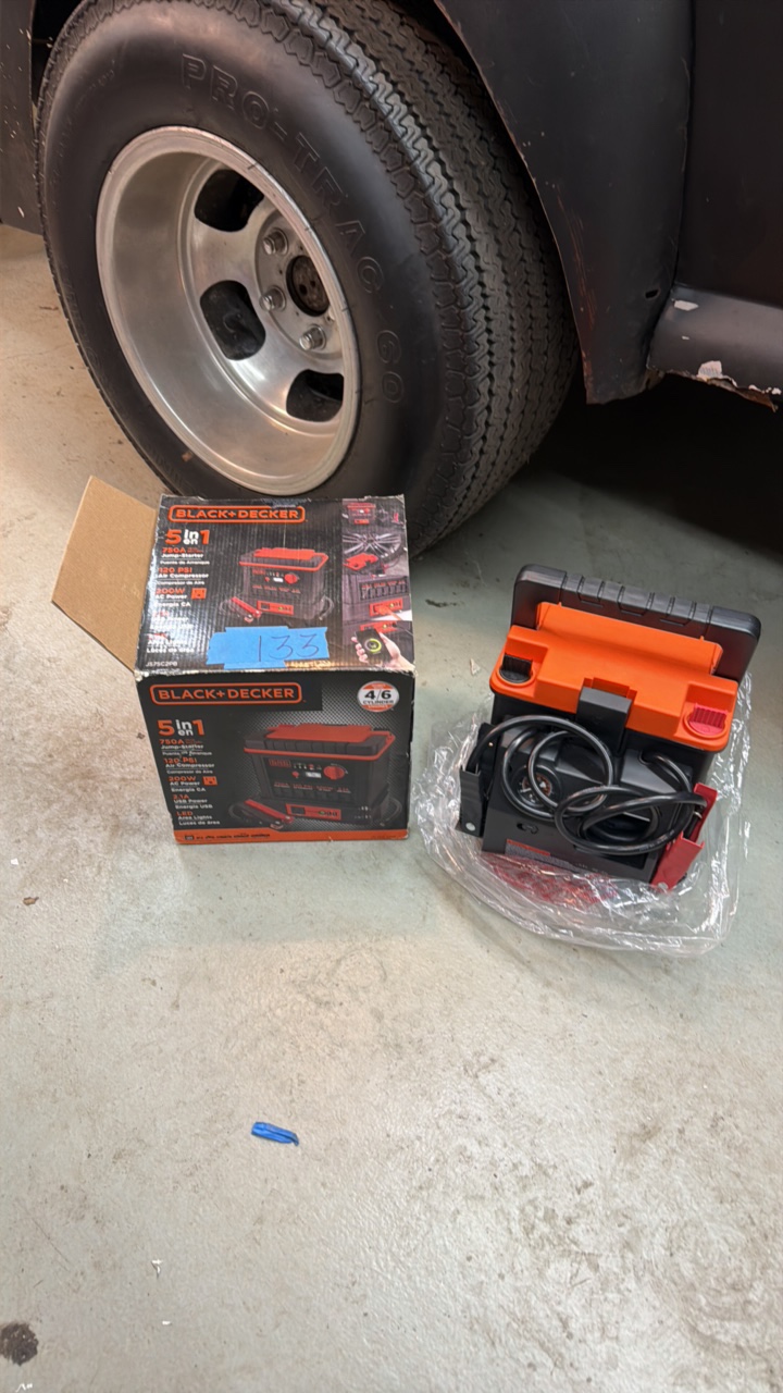 lot 188 image: Black & Decker 375 AMP jump-starter with compressor