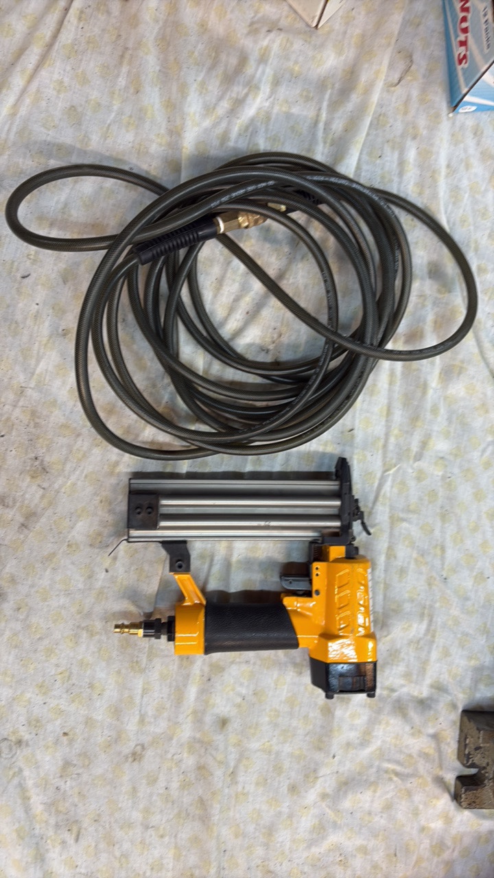 lot 190 image: CENTRAL Pnuematic air brad nailer with hose