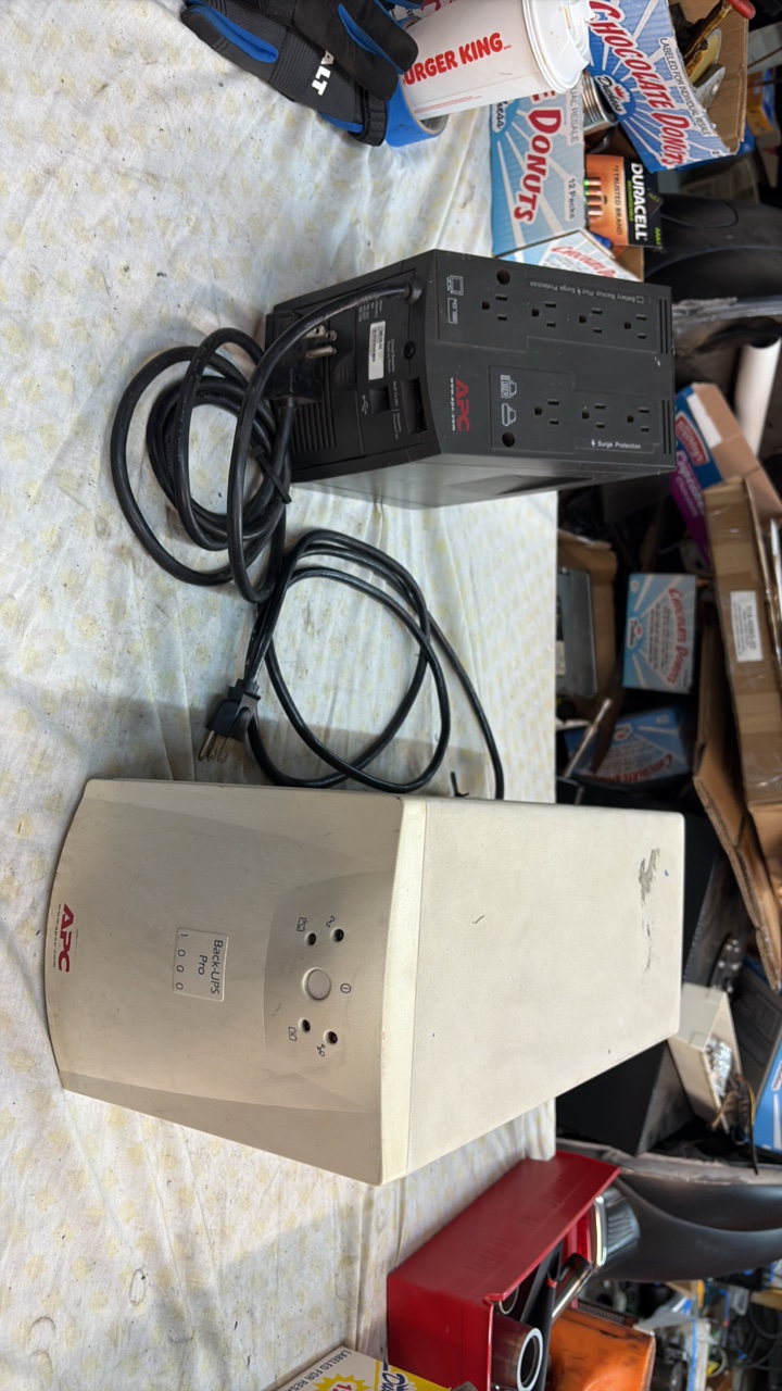 lot 197 image: APC battery backup (wont power up)