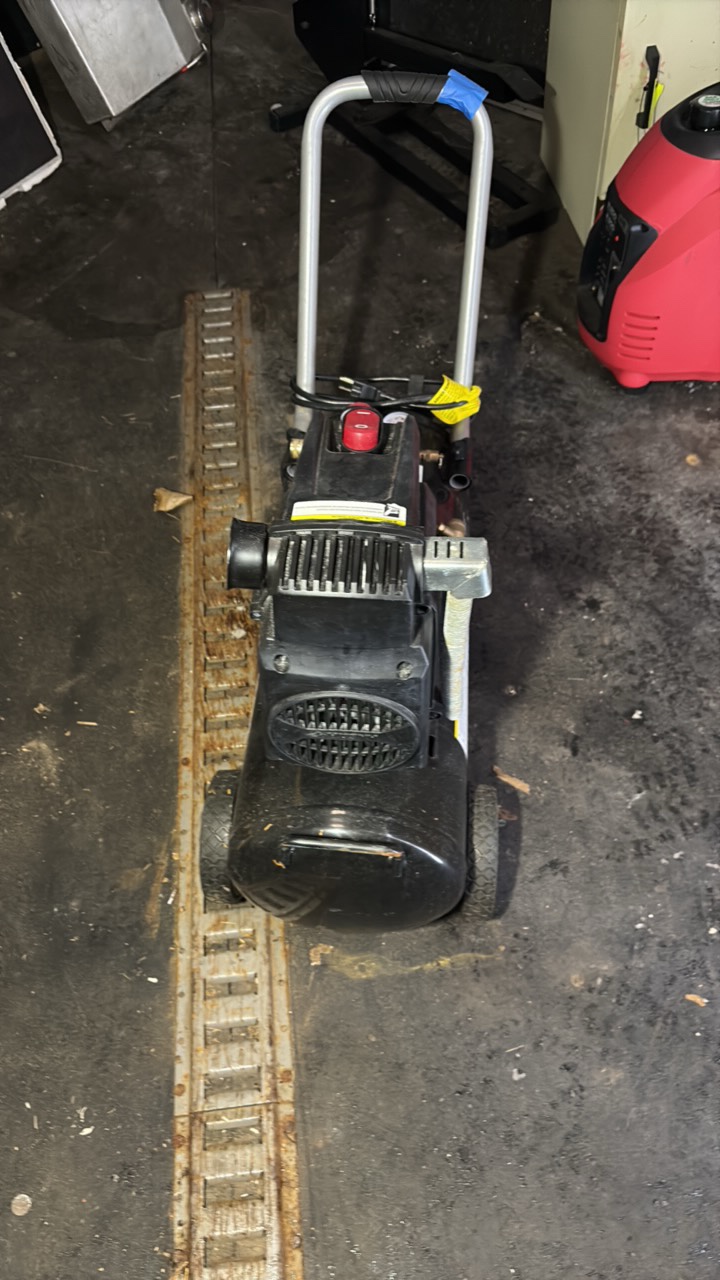 lot 200B image: HUSKY air compressor