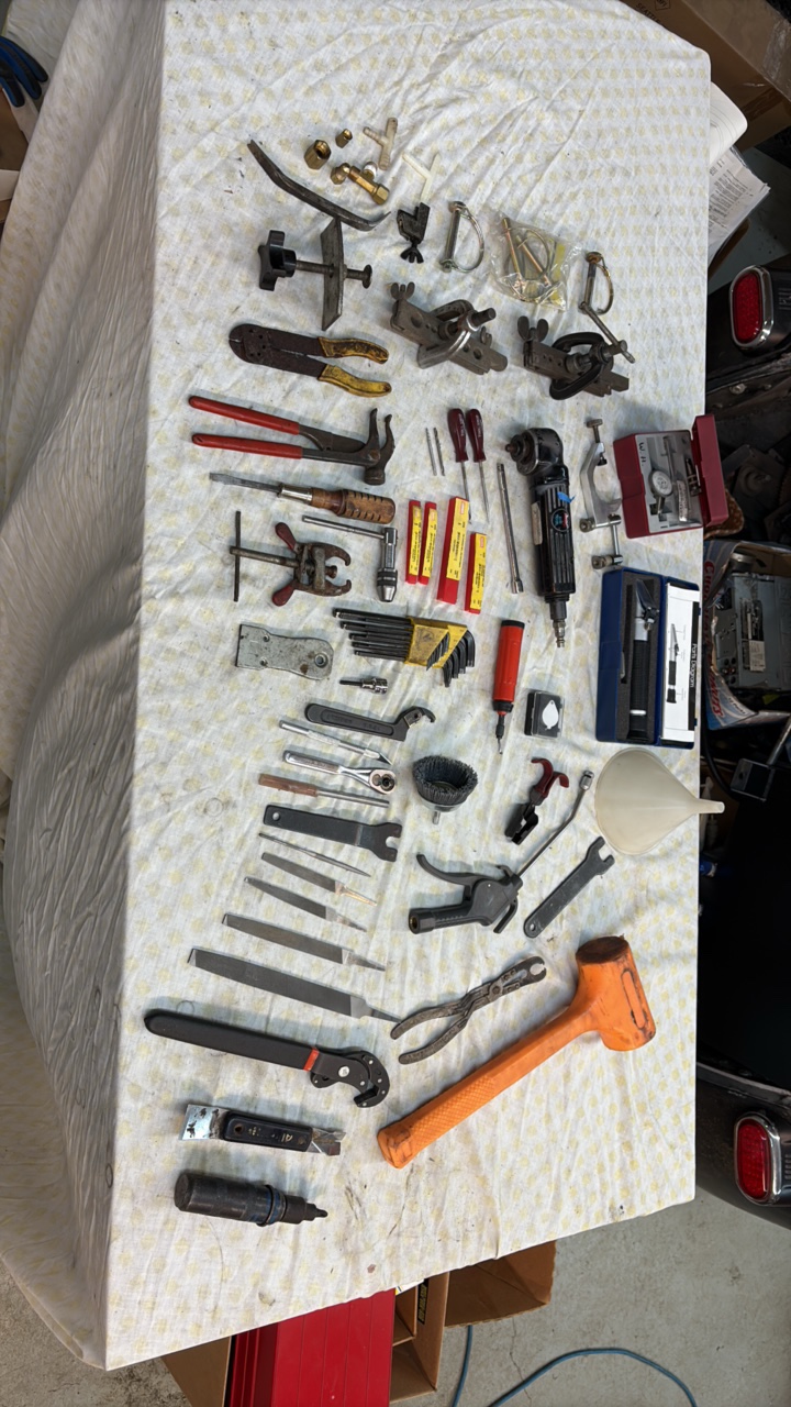 lot 209 image: BRIX Refractometer and hand tools