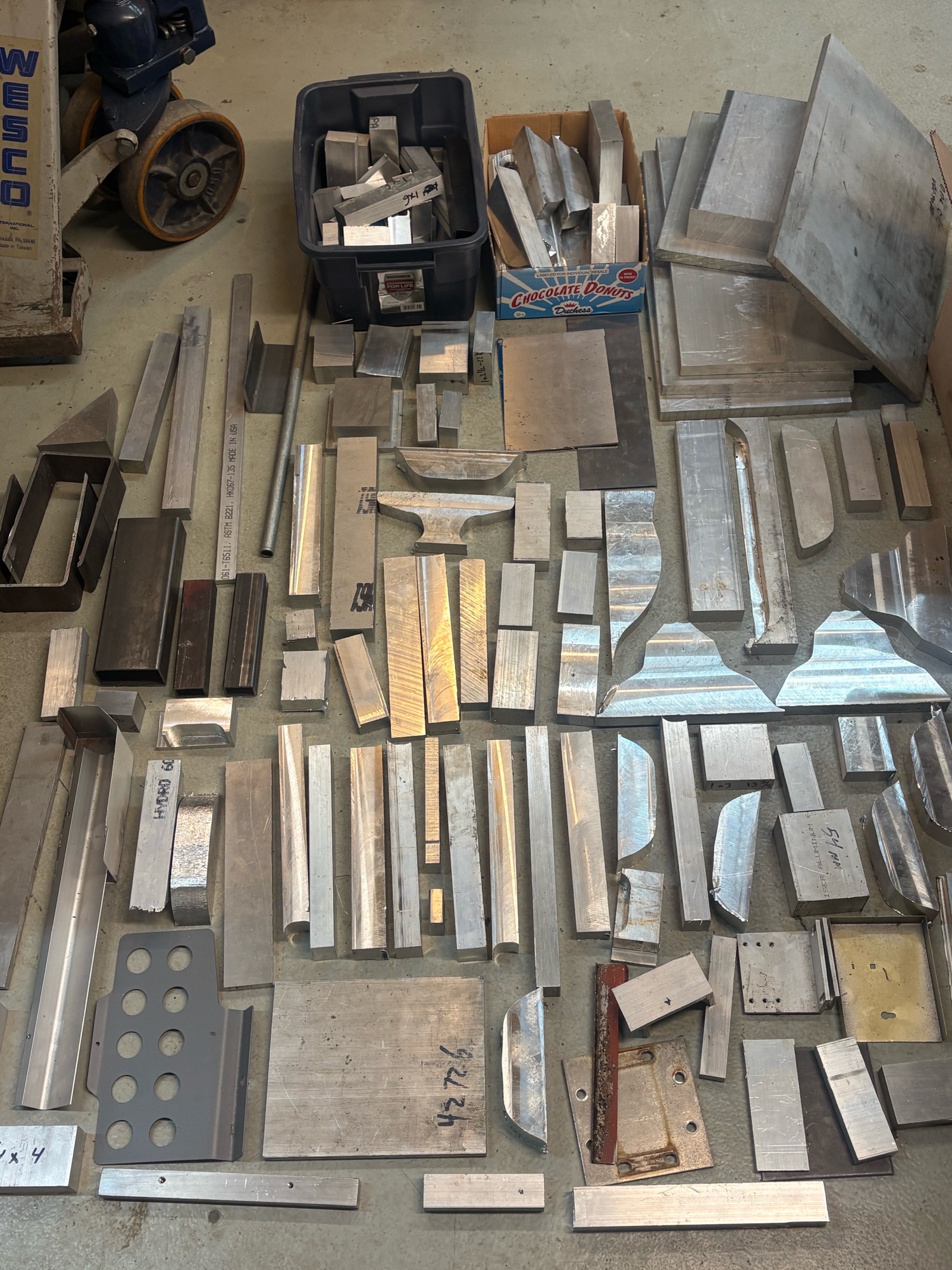 lot 211 image: SCRAP metal