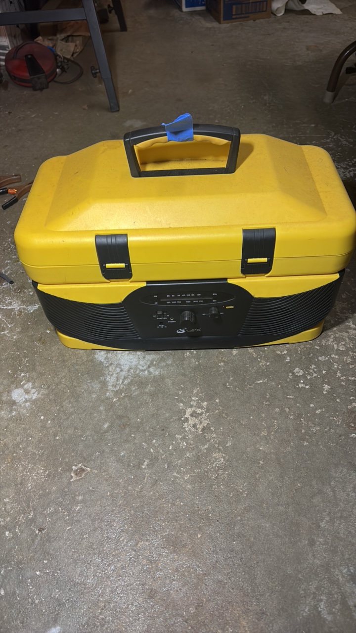 lot 218 image: GPX Cooler with radio