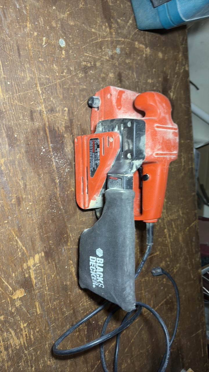 lot 225 image: BLACK & decker sander