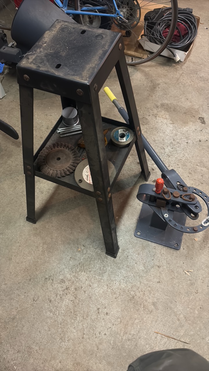 lot 232 image: PITTSBURGH compact bench bender 44094 stool