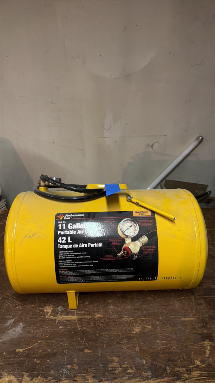 lot 233 image: PERFORMANCE Tool W10011 portable 11-gallon steel air tank