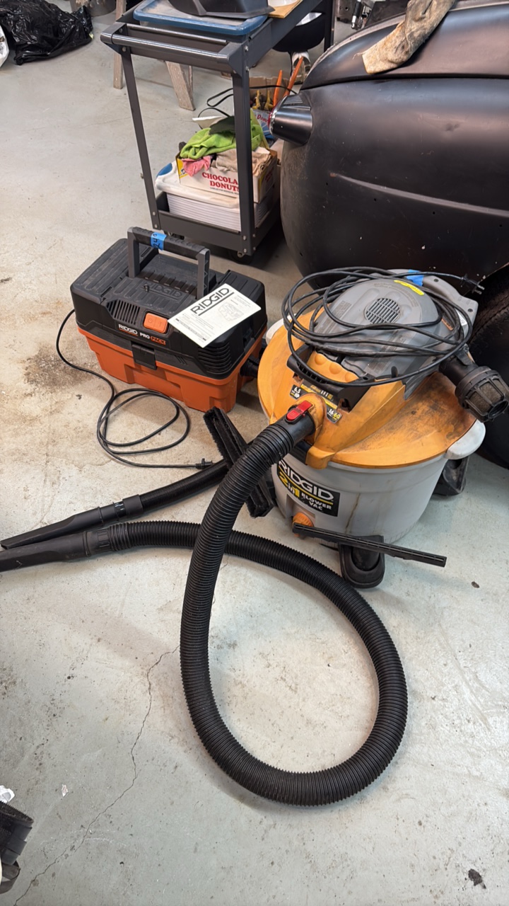 lot 24 image: (2) Ridgid shop vacs