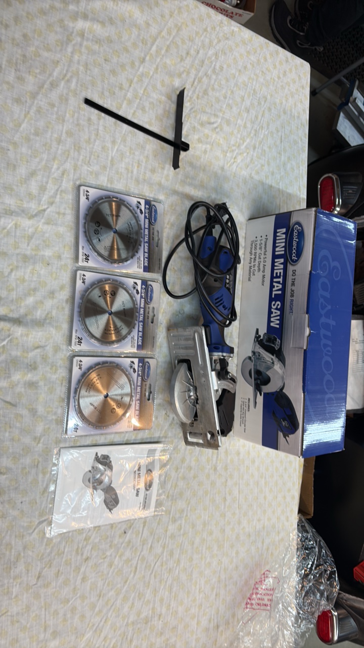 lot 43 image: Eastwood mini metal saw with blades