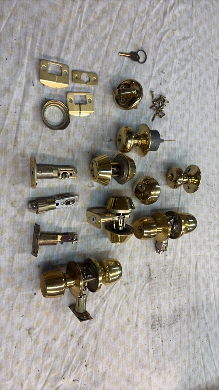 lot 51 image: DOORknobs and locks