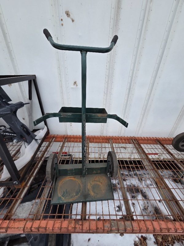 lot 88 image: Radnor Model 142-86 Dual Cylinder Welding Cart with Chain