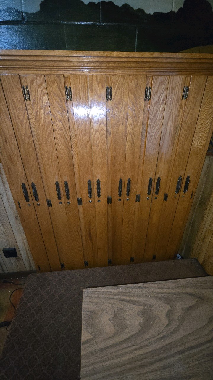 lot 1 image: 12 Door Pool Cue Cabinet with Keys