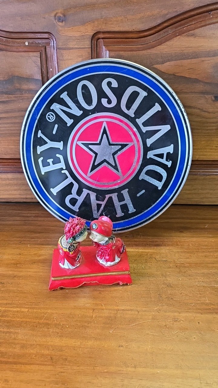 lot 107 image: Harley Davidson Tin, Kissing Chinese kiddos