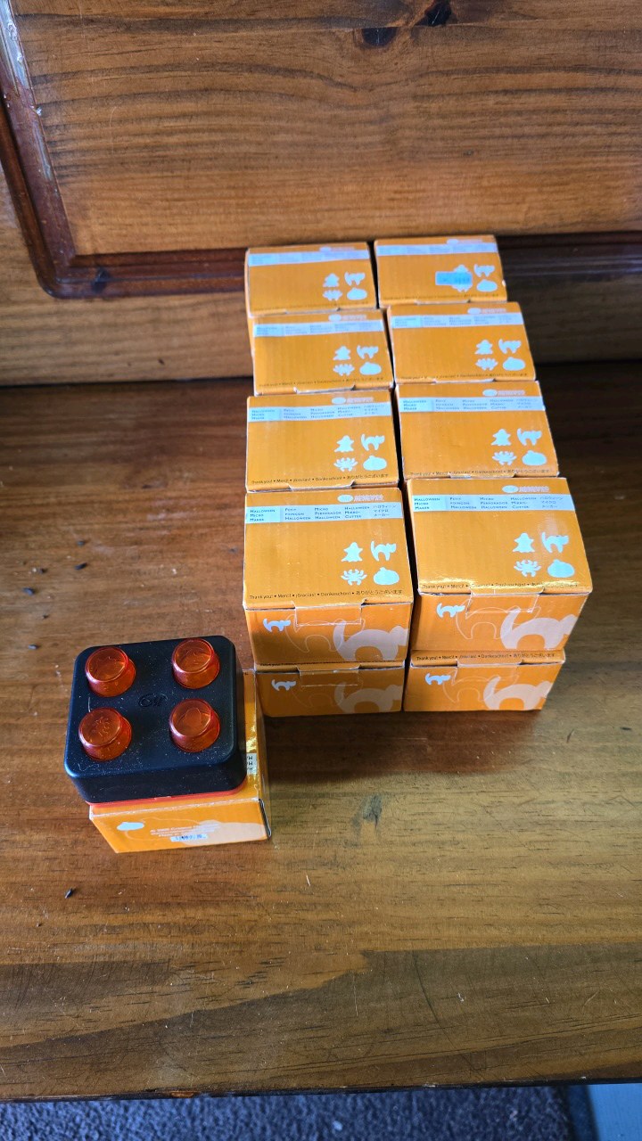 lot 117 image: 17 Creative Newbies Memories Halloween Micro Cutter