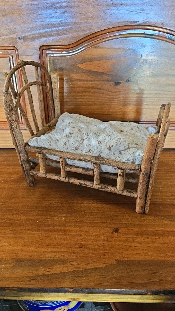 lot 13 image: Doll Bed 12