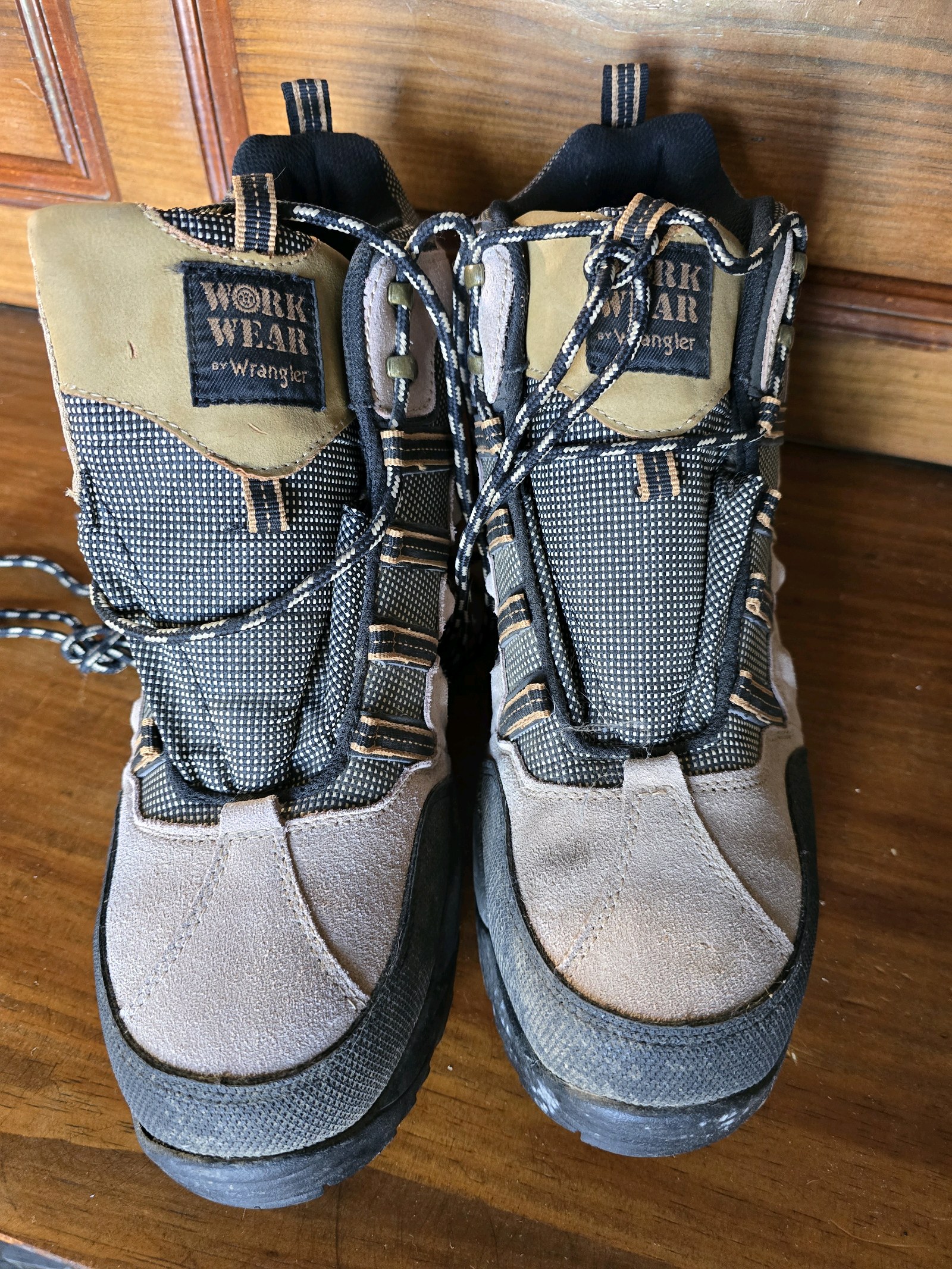 lot 16 image: Work Wear by Wrangler size 13