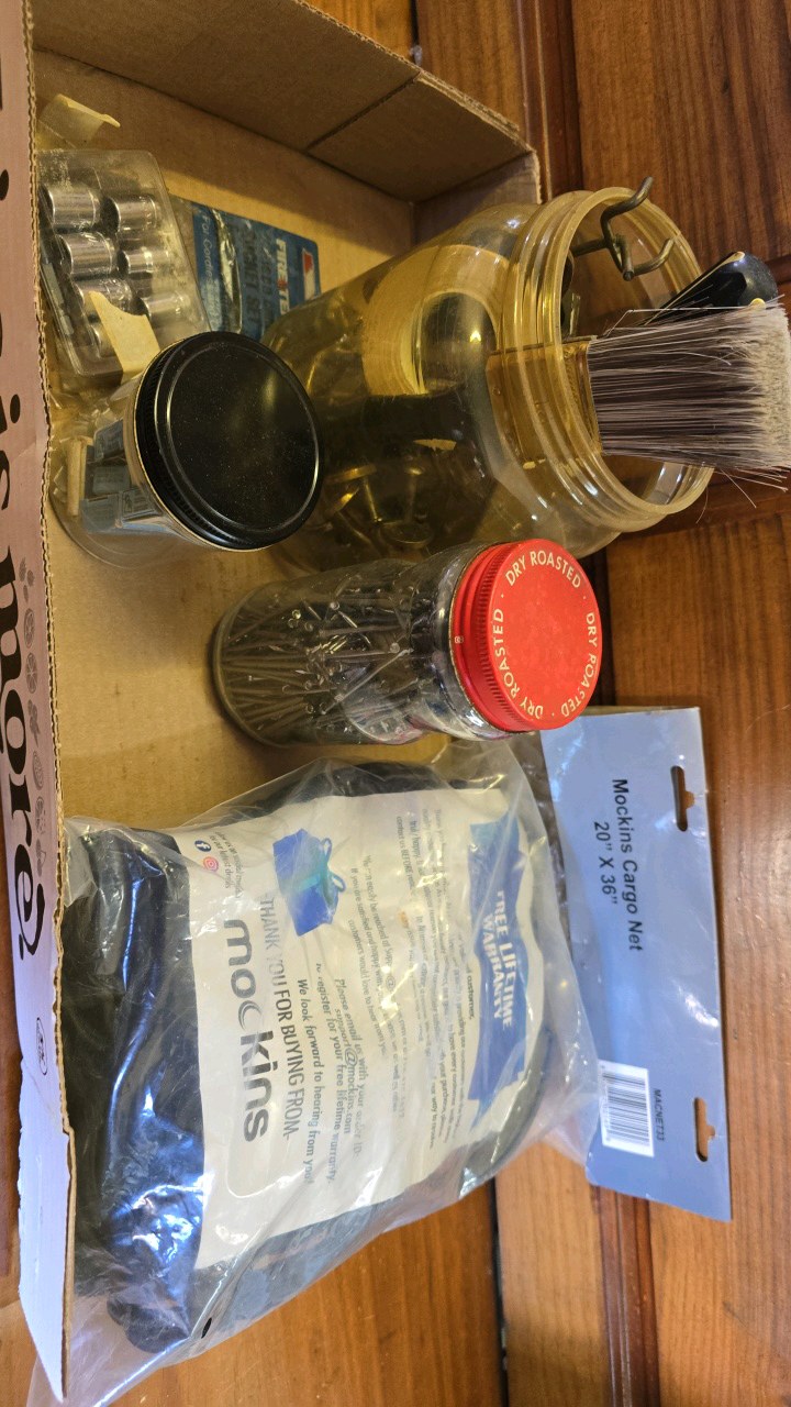 lot 18 image: Garage Items Lot & Cargo Net