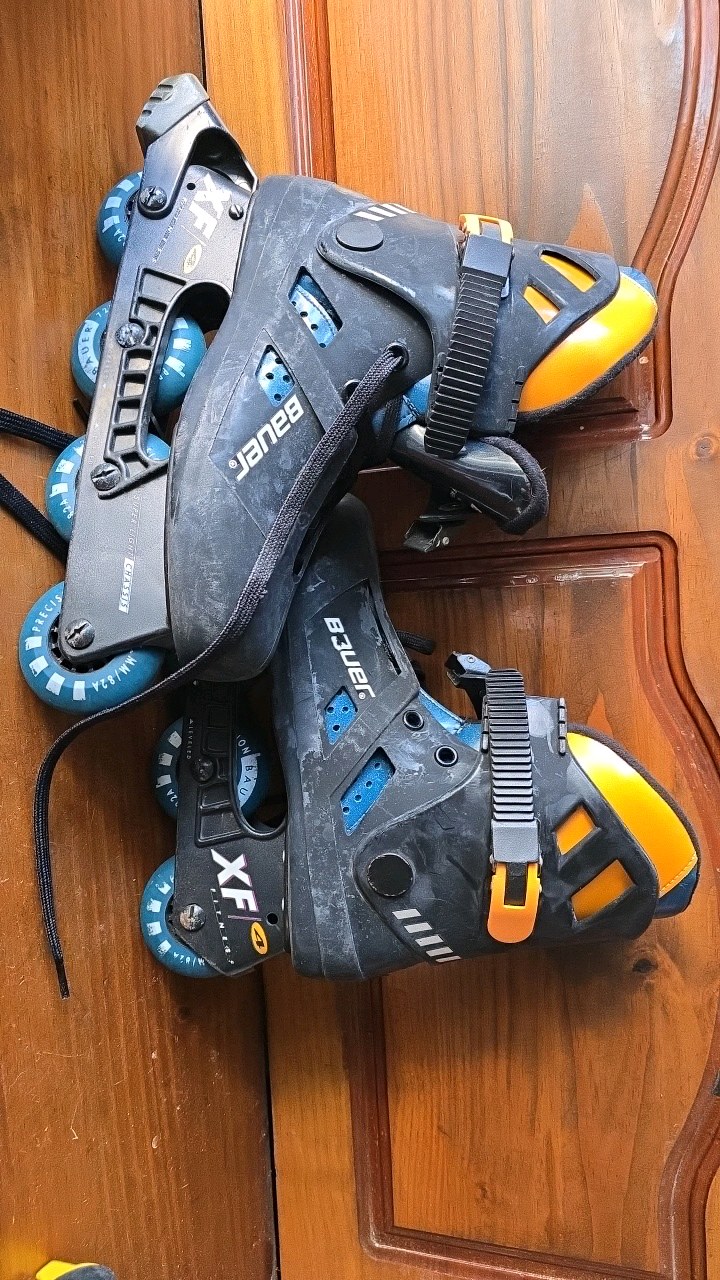 lot 21 image: Bauer Kids Size 8 Rollerblades