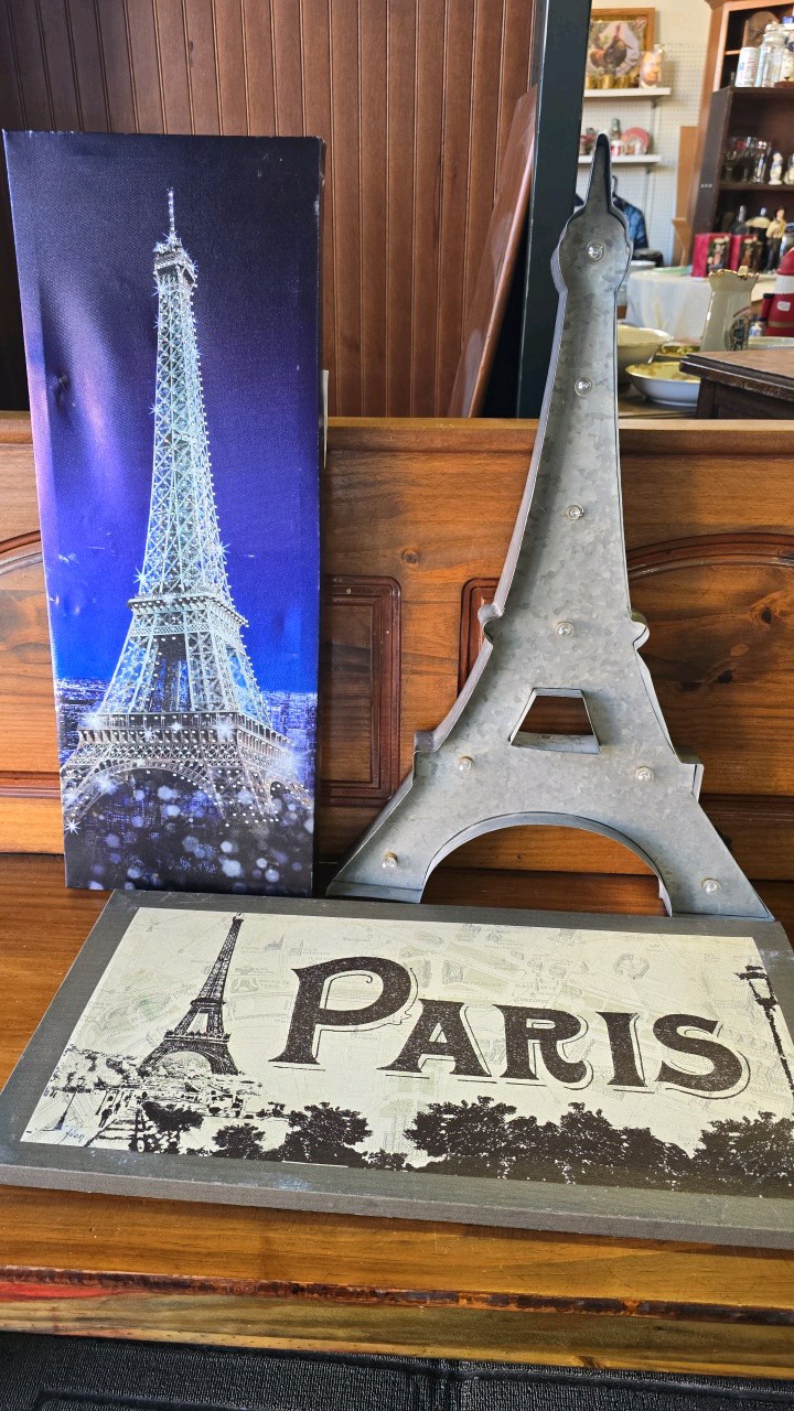lot 25 image: Paris Wall Decor