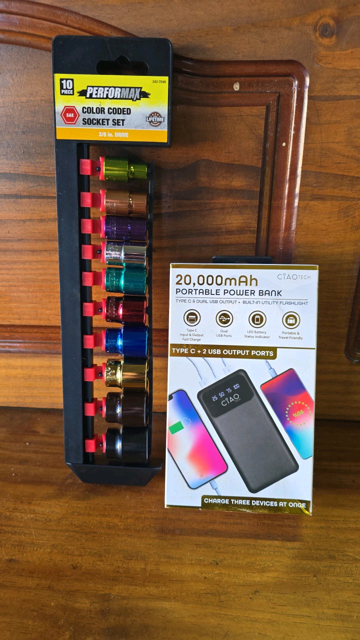 lot 33 image: NEW SAE Stocket Set & Portable Power Bank