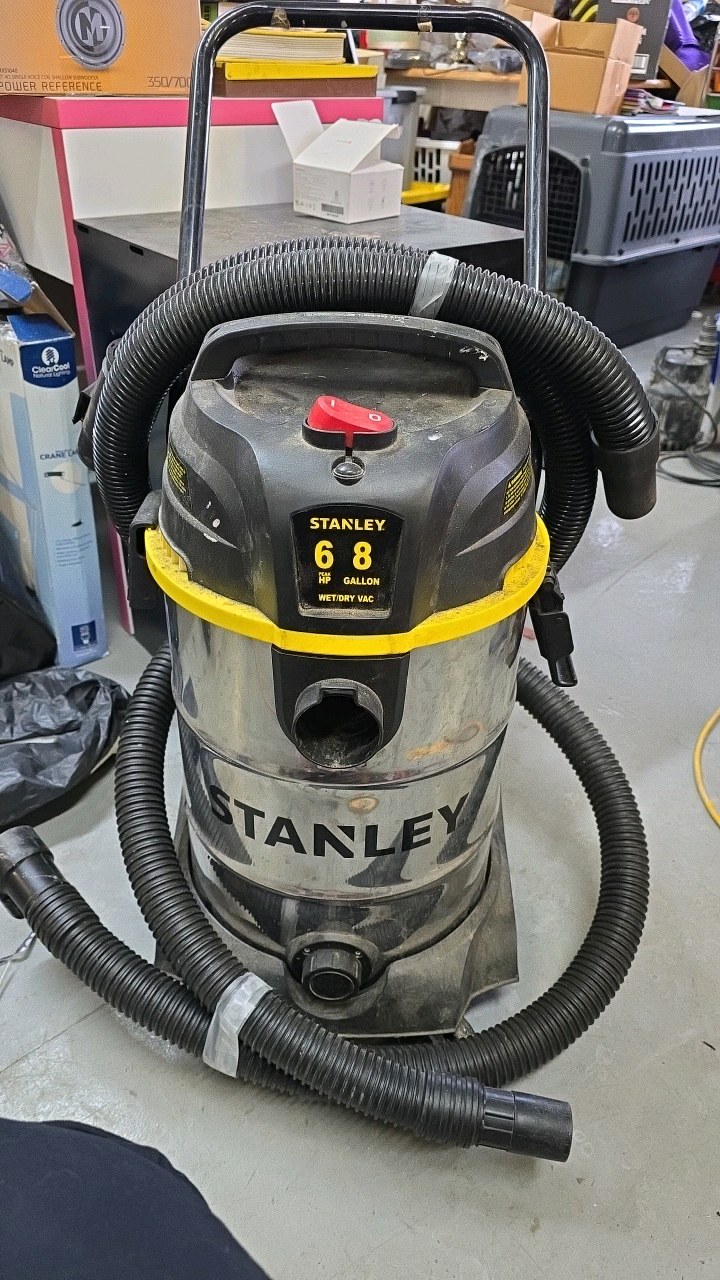 lot 5 image: Stanley 6hp 8 Gallon Wet Dry Vac