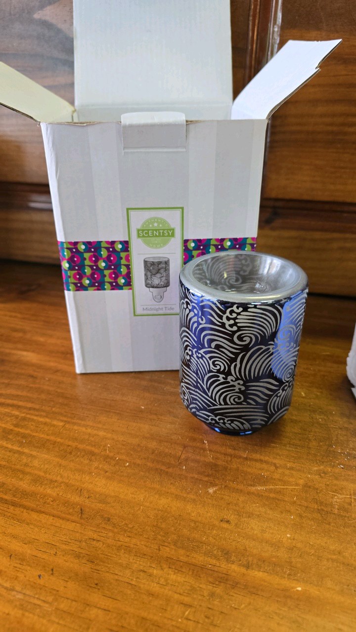 lot 72 image: Scentsy NIB Midnight Tide Plug In