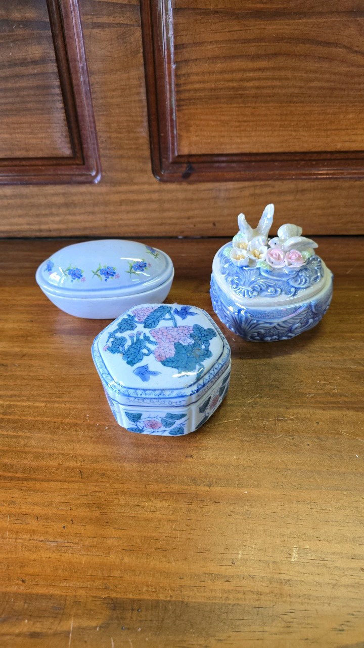 lot 75 image: 3 Trinket Boxes