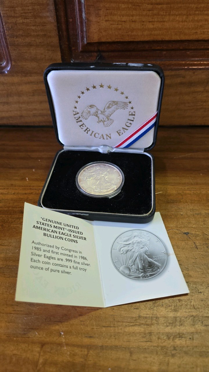 lot 76 image: 2004 American Eagle Silver Dollar