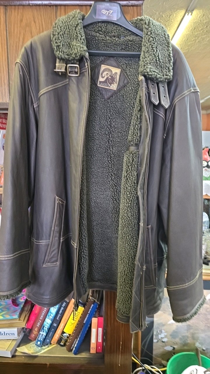 lot 8 image: Lakeland Leather Jacket XL