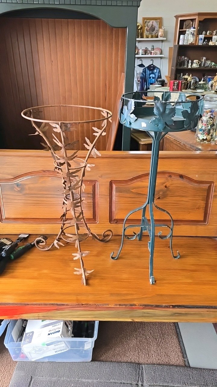 lot 80 image: 2 Flower Pot Stands