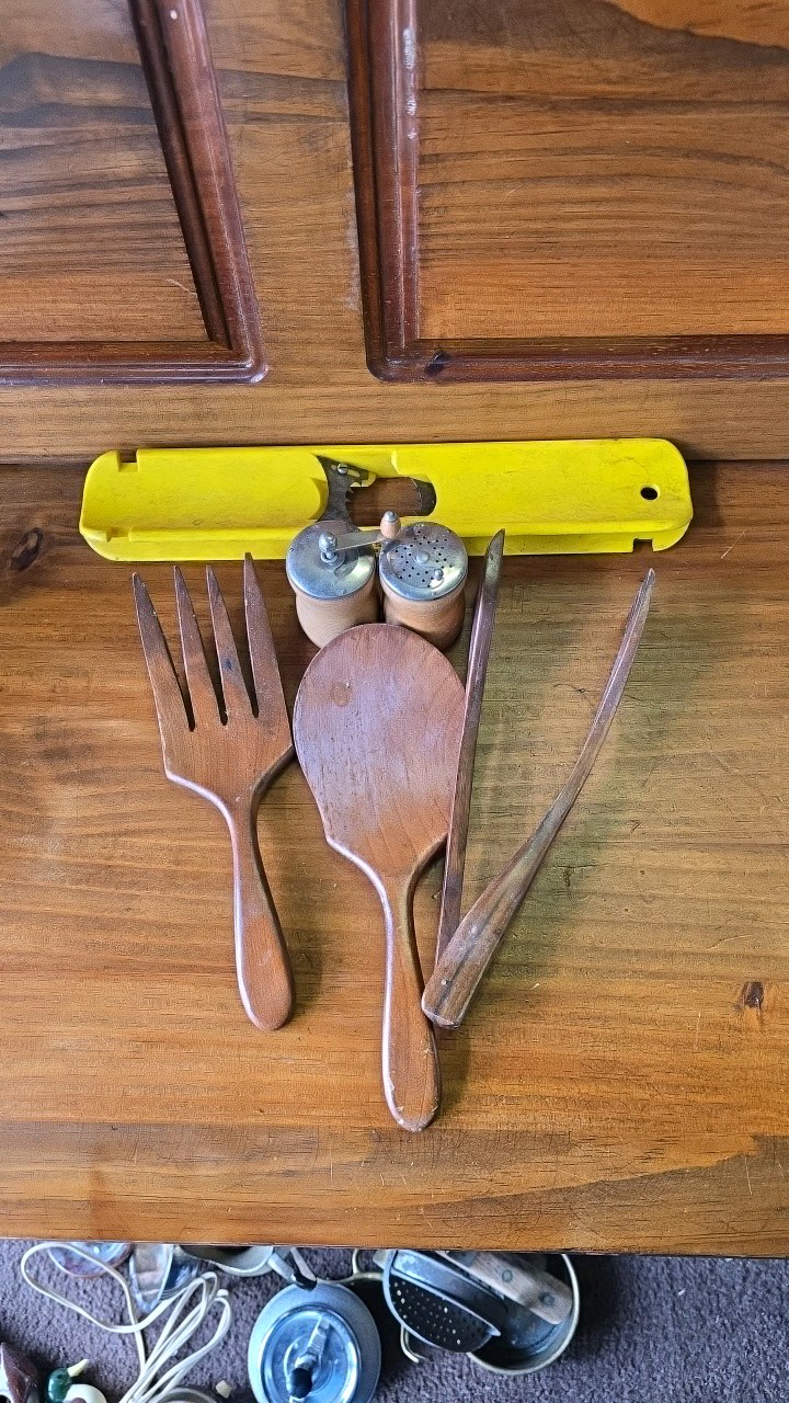 lot 87 image: Salt & Pepper Grinder, Corn Cutter, Wooden Utinsels.