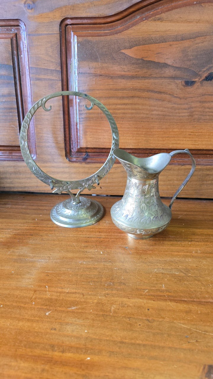 lot 90 image: Brass Picture Holder and Brass Cream MATCHING