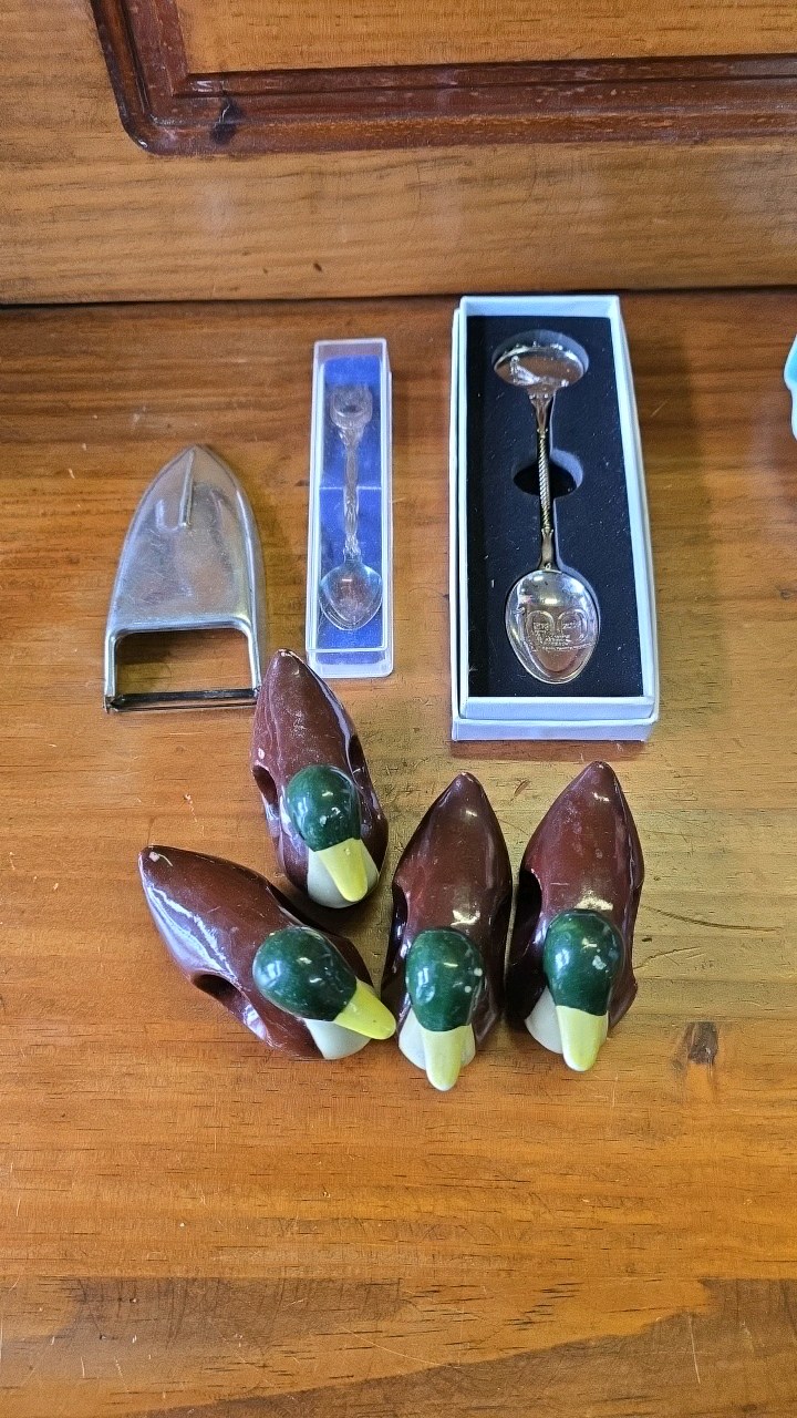 lot 92 image: Duck Napkin Holders 4, 2 Collector Spoons, Nova Scotia and Farm Bureau 100th Anniversary