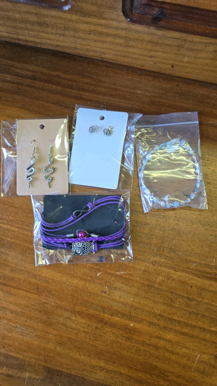 lot 94 image: 2 Pair Earrings, choker, Braclet