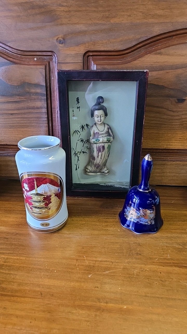 lot 98 image: Bell with Peacocks on it, 24k Japan Vase, Chinese Woman Decor