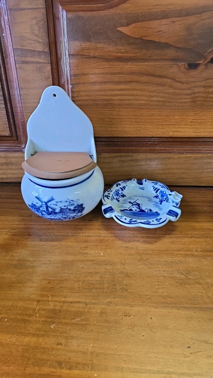 lot 99 image: Dutch Ashtray and Wall Hanging