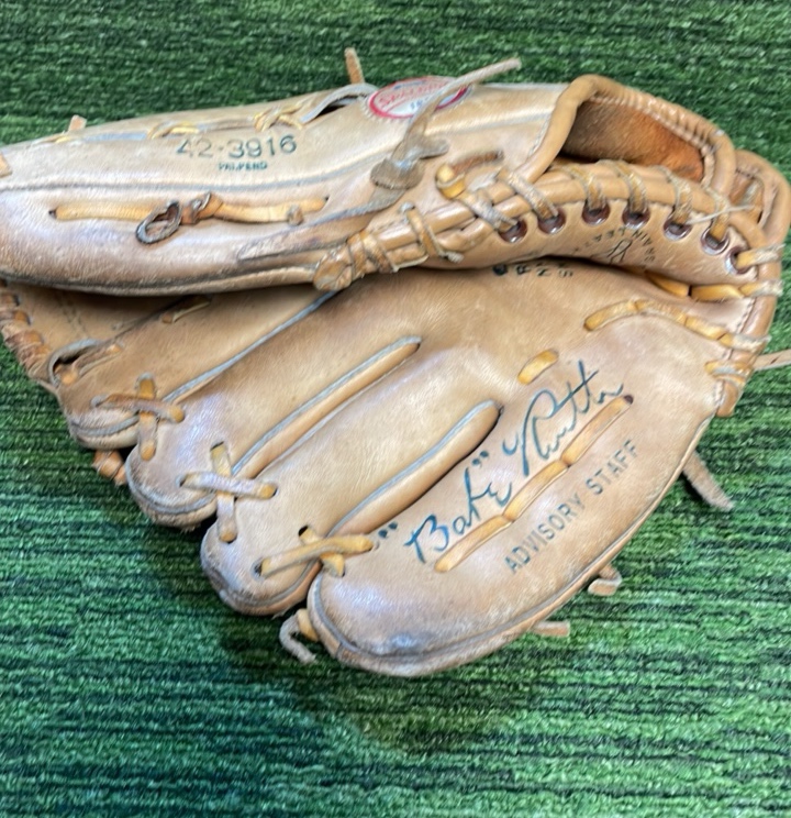 lot 195 image: Spalding Babe Ruth Baseball Glove for a Left Handed