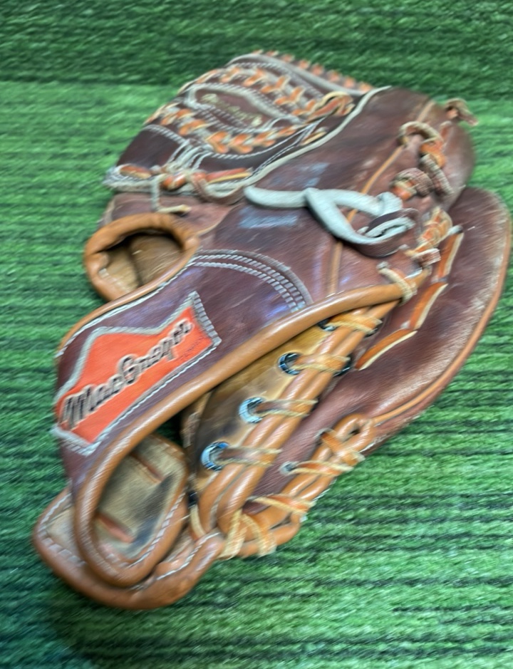 lot 196 image: Tony Oliva Edition Macgregor Baseball Glove
