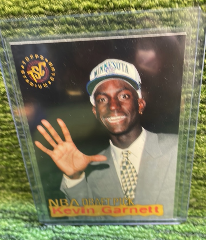 lot 218 image: 1995 Topps Stadium Club NBA draft pick Kevin Garnett Rookie Card Minnesota Timberwolves
