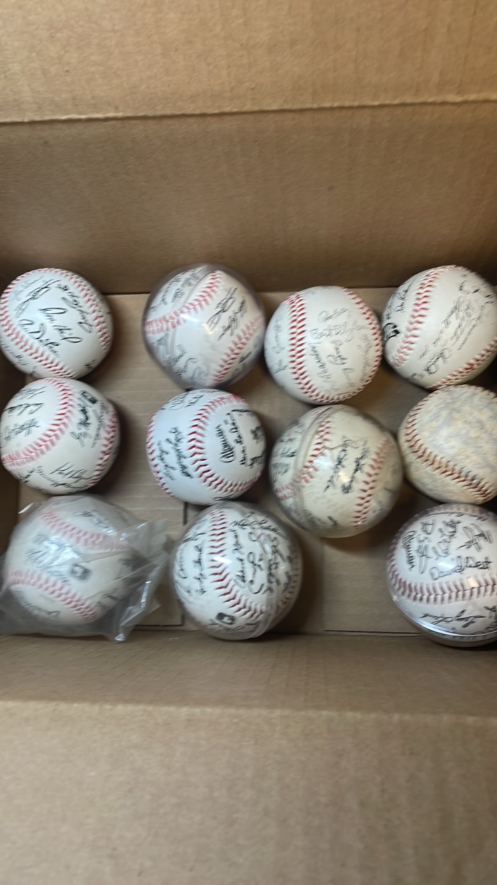 lot 253 image: Mixed lot of reprint, autographed baseballs 11 in total