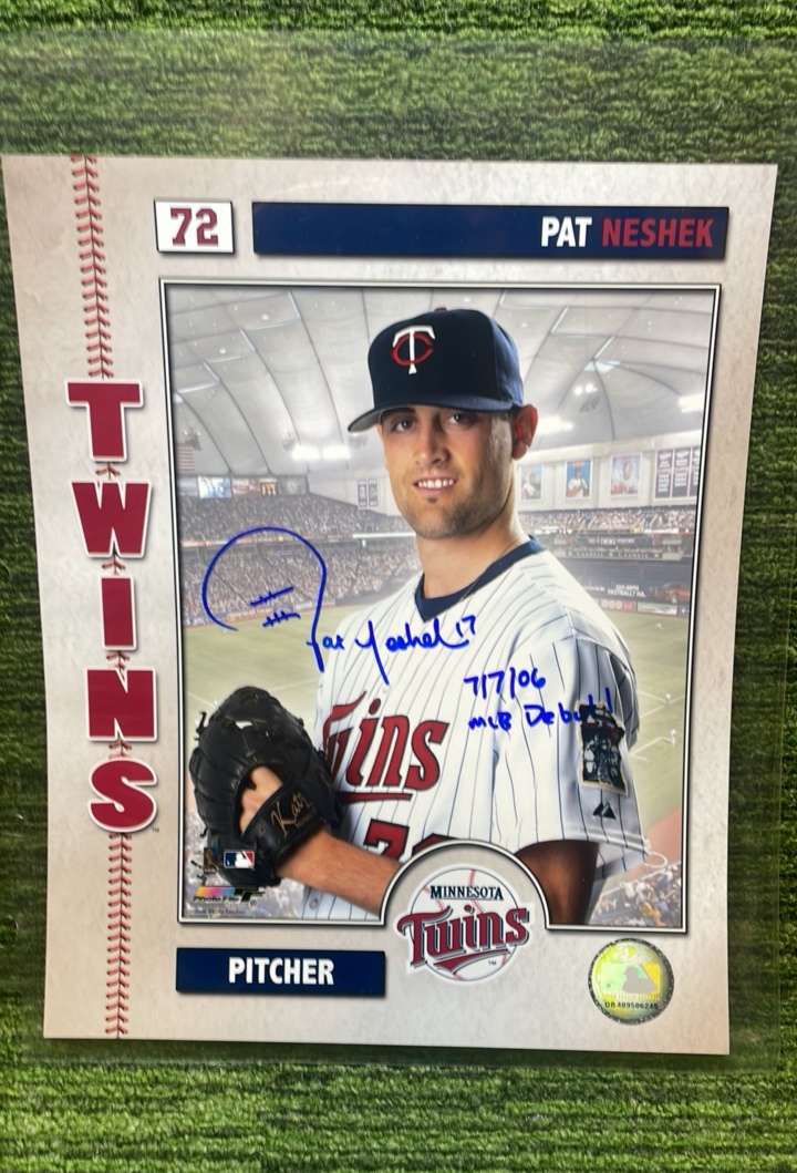 lot 59 image: Minnesota Twins Pat NESHEK Autographed Picture Inscribed 7706 MLB Debut 