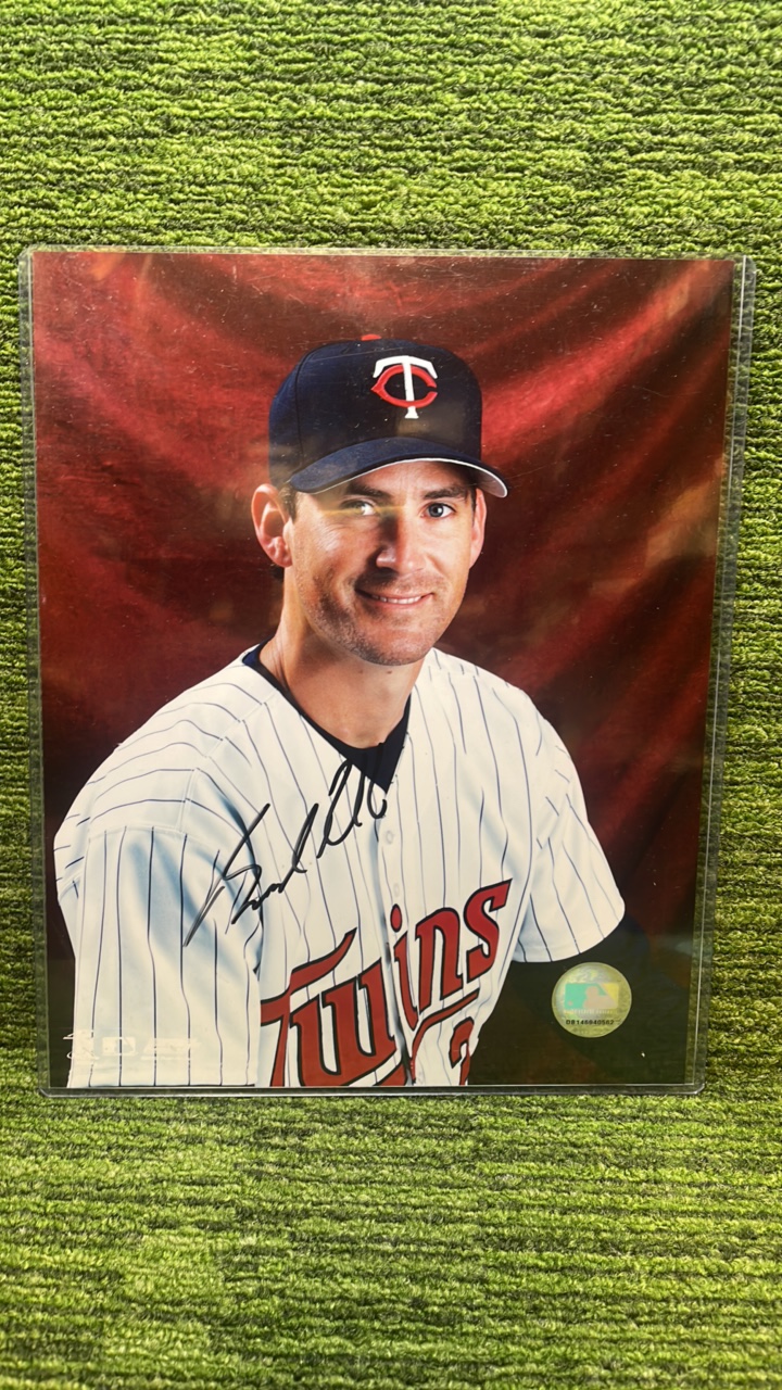 lot 60 image: Minnesota Twins Autographed 8X12 Photo